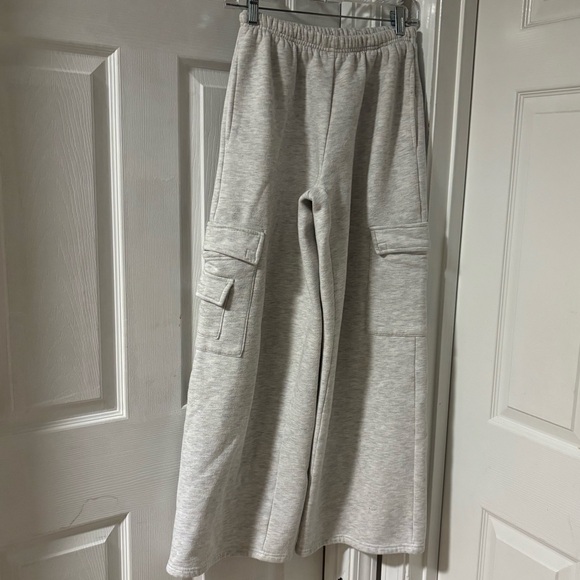 Edikted White Cargo Bell Bottom Wide Leg Sweat Pants 💯 Cotton - Picture 1 of 6